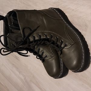 Combat boots